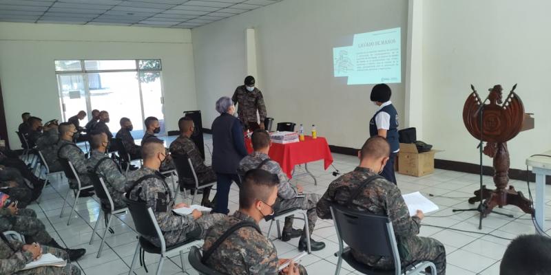 87 soldados de la Primera Brigada de Infantería "Mariscal Zavala", recibieron este 25 de enero, una capacitación sobre hipodermia dirigida por el Ministerio de Salud Pública y Asistencia Social y el Servicio de Sanidad Militar del Ejército de Guatemala, con la finalidad de integrarlos de inmediato al personal que administra la vacuna contra el Coronavirus, COVID-19 en toda la República.  La capacitación, permite a los soldados conocer la técnica adecuada para aplicar las dosis de vacunas, lo que además impl