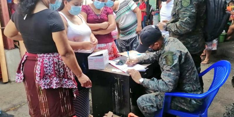 Equipos del Ejército de Guatemala vacunarán y harán pruebas de COVID-19 en mercados de la capital del 27 de enero al 9 de febrero