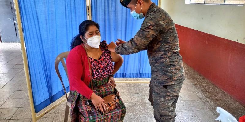 Primer día de vacunación en centros educativos a nivel nacional reporta más de 15 mil dosis aplicadas con el apoyo del Ejército de Guatemala