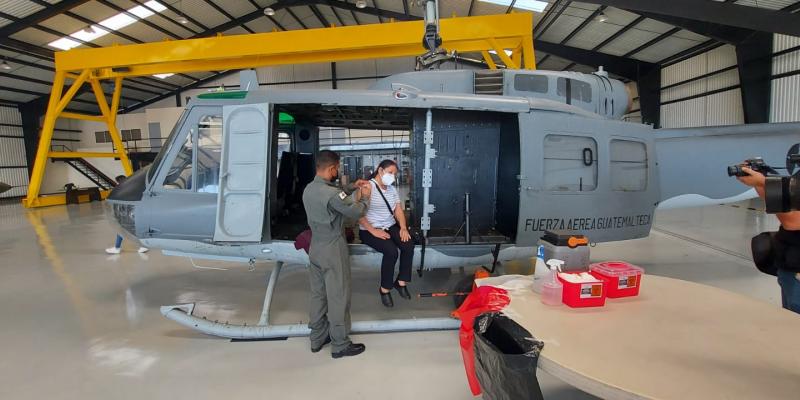 Más de mil personas acuden a vacunarse en la sede de la Fuerza Aérea Guatemalteca