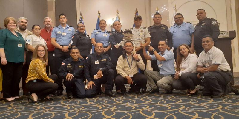 Agentes policiales culminan curso "Fase 5 a líderes Grupo G.R.E.A.T."