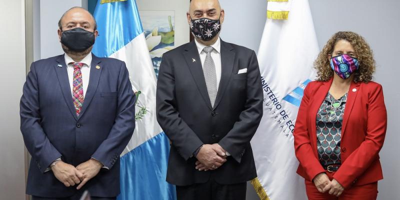 De Izq. a Der. se observa al Ministro de Economía, Antonio Malouf; al Embajador de de Australia para México, Centro América, Cuba y República Dominicana, Remo Moretta; y a la Viceministra de Integración y Comercio Exterior, Edith de Molina.