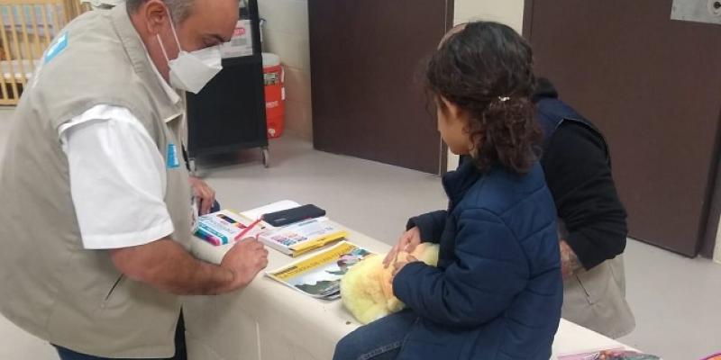 Consulado brinda asistencia y protección a niña guatemalteca que fue encontrada sola en el sur de Texas, EE. UU.