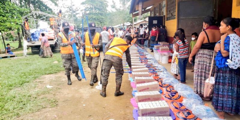 Ejército de Guatemala apoya entrega de víveres a damnificados por lluvias en Alta Verapaz