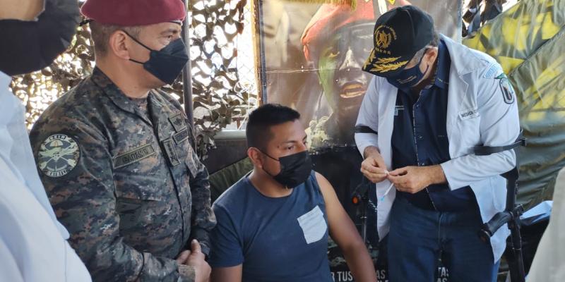 Presidente de la República visitó puesto de vacunación operado por la Brigada de Fuerzas Especiales en Petén 