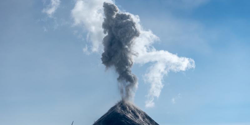 Vista al volcán de Fuego. Foto de archivo.
