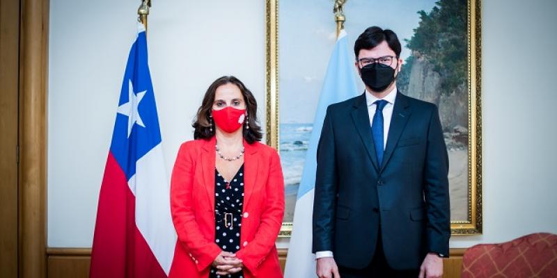 Embajador de Guatemala aborda con canciller de Chile asuntos de la relación bilateral