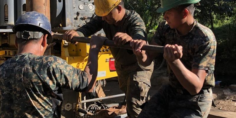  Labores de perforación de un pozo de agua potable en la aldea Los Izotes,
