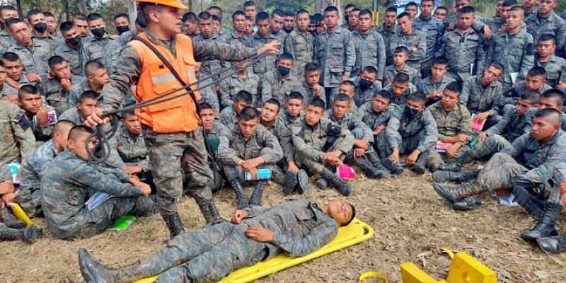 Soldados de la Quinta Brigada de Infantería se capacitan en manejo de víctimas durante emergencias