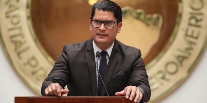 El ministro de Economía, Janio Rosales, durante su intervención en la conferencia de prensa.