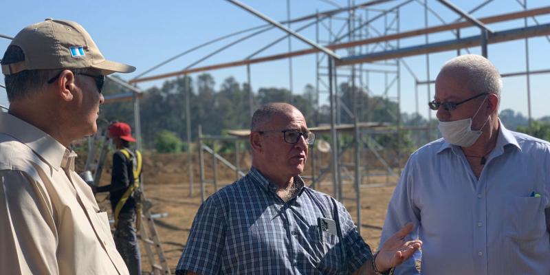 Supervisan avances en la construcción del centro de modernización agrícola