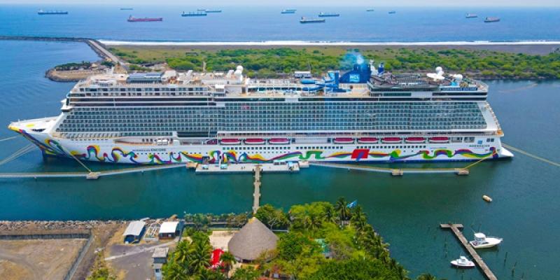 Vista aérea de crucero en Puerto Quetzal en Escuintla