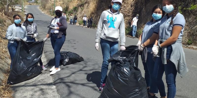 Jóvenes quichelenses reciben capacitación sobre incendios forestales