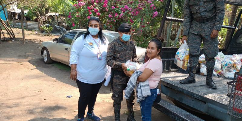 Brigada de Paracaidistas apoyó entrega de víveres a población vulnerable de Escuintla