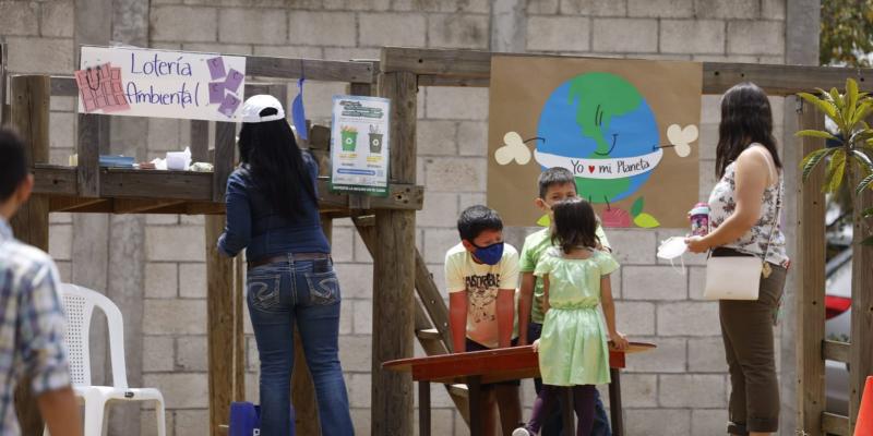 Estudiantes disfrutan de feria ambiental