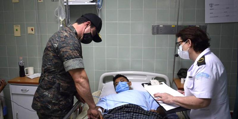 Ministro de la Defensa Nacional visitó a los soldados que resultaron heridos en Izabal