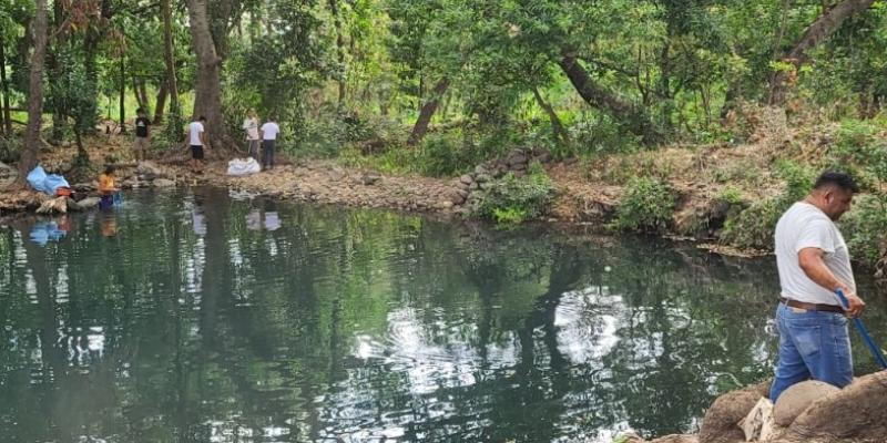 Estudiantes de Atescatempa se unen para limpiar la Poza Azul
