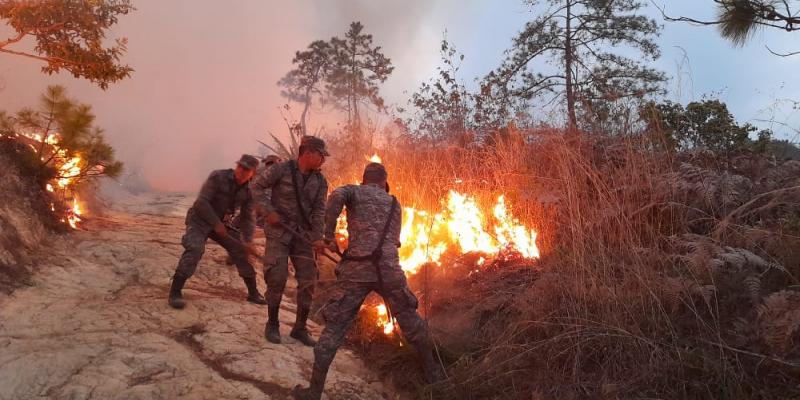 Sofocamiento de incendio un forestal registrado en la finca Santa Isabel, ubicada en la aldea La Ciénaga, municipio de San Raymundo en el departamento de Guatemala.