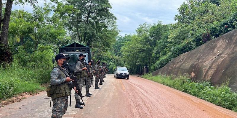 Brigada de Artillería apoyó tareas de habilitación de tramo carretero afectado por deslave en Alta Verapaz