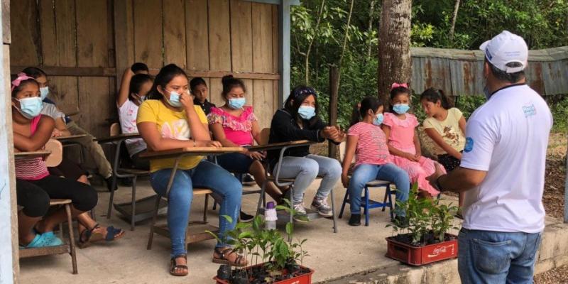 Comunitarios de Dolores, Petén aprenden de gestión de desechos y reforestación
