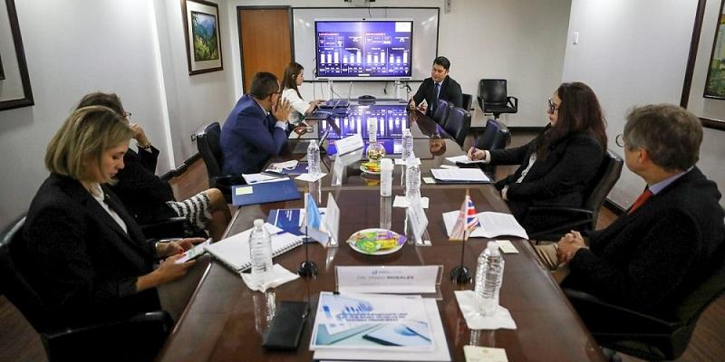 El ministro de economía, Dr. Janio Rosales presidió la reunión.