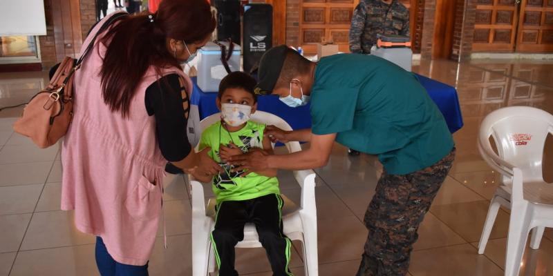 Disponible vacuna Moderna para población entre los 6 y 11 años de edad en puestos de vacunación habilitados en instalaciones militares