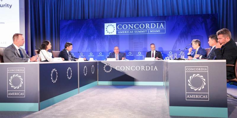 El ministro de economía, Dr. Janio Rosales (tercero de Izq, a Der) durante su participación en el panel.