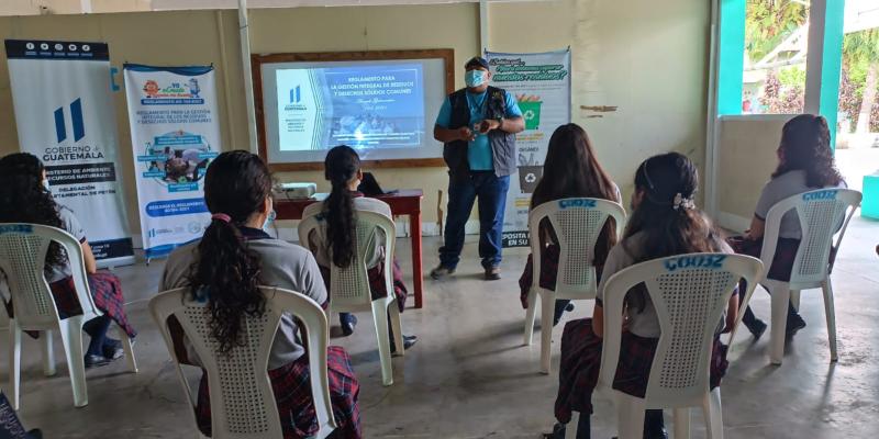 Alumnos de El Chal, Petén, aplican el Reglamento 164-2021