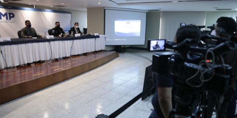 Investigación conjunta conduce a la captura de cinco policías 