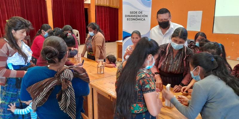 Personas reciben capacitación de emprendimiento en Sololá