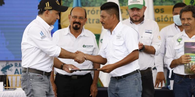 Mario Rojas Espino entrega prórrogas de concesiones forestales y nuevos contratos  en Petén