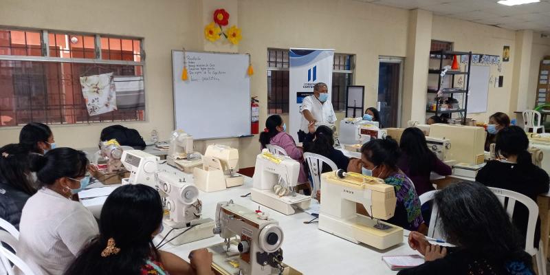 Mujeres reciben taller de confección en Sacatepéquez.