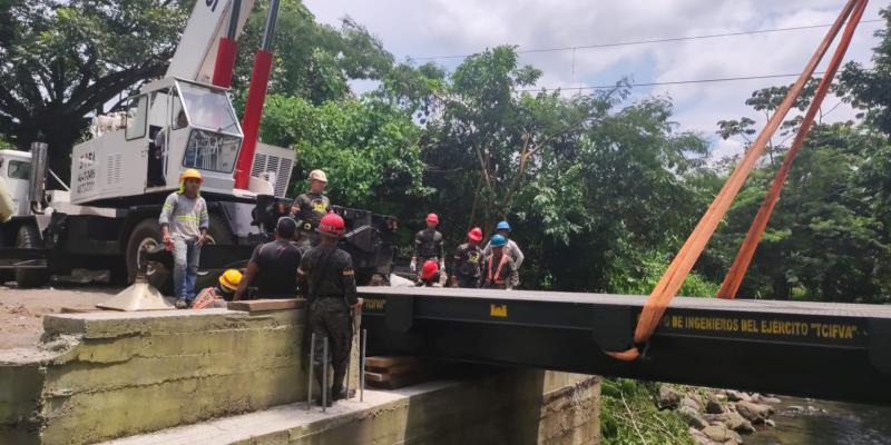 Cuerpo de Ingenieros del Ejército de Guatemala instala puente rural en Río Bravo.
