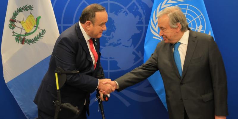 Presidente de Guatemala Dr. Alejandro Giammattei diáloga con Antonio Guterres Secretario General de la ONU