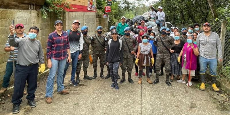 Estudiantes y comunidades de Cobán se unen al MARN para el saneamiento ambiental