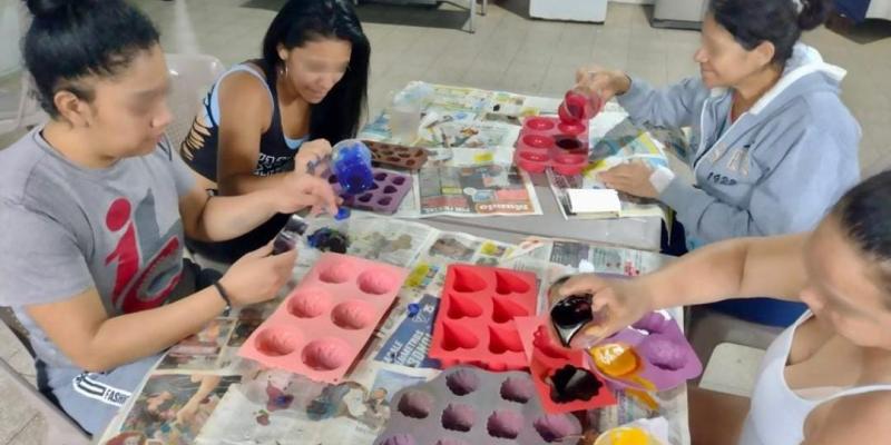 Inicia taller de elaboración de velas aromáticas en centro carcelario