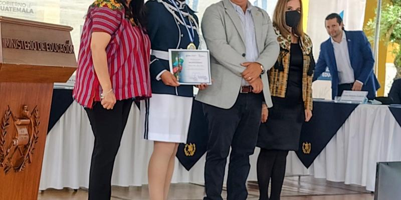 Alumnos Destacados de los Centros Educativos Cívico-Militares son Condecorados