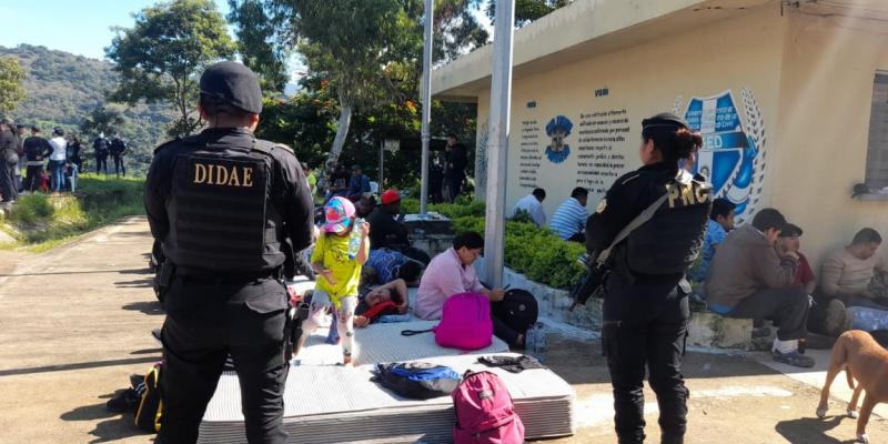 Unidades policiales interceptan caravana de migrantes