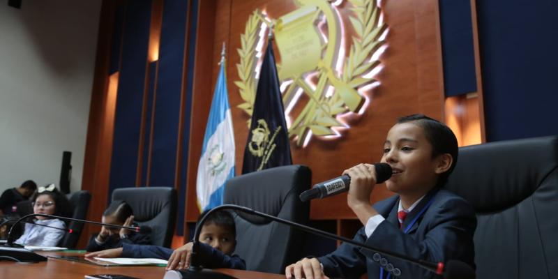 Nombran  ministro y viceministros por un día en el Ministerio de Gobernación