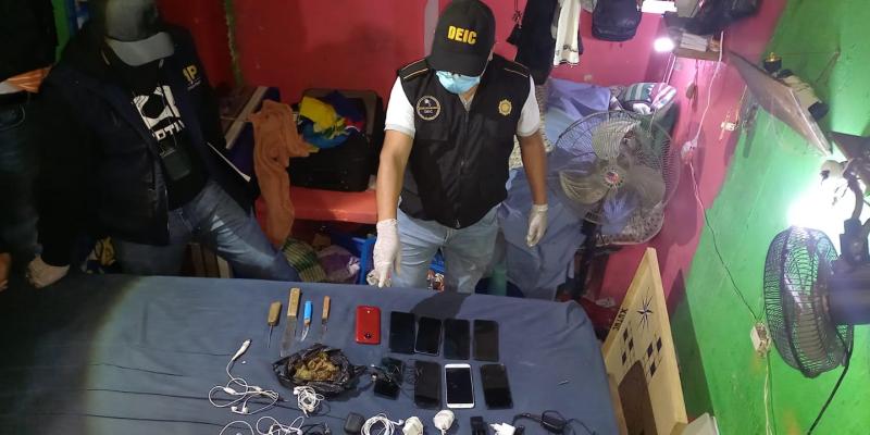 Incautan celulares y objetos punzocortantes en requisa