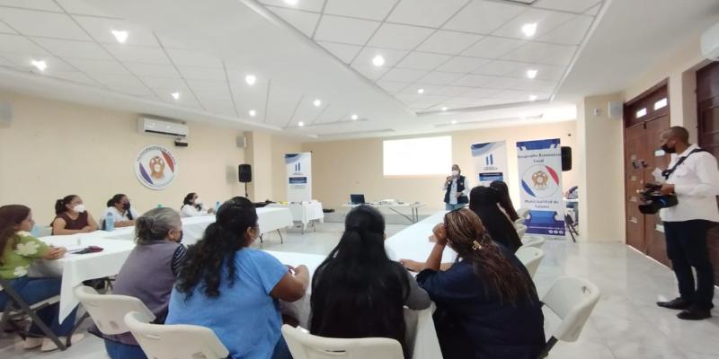 Foto de salón de usos multiples con personas recibiendo capacitación de emprendimiento