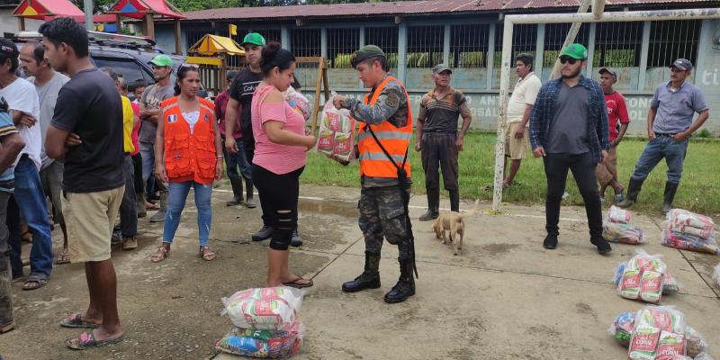 Ejército de Guatemala continúa entregando ayuda humanitaria para afectados por ciclón “Julia”