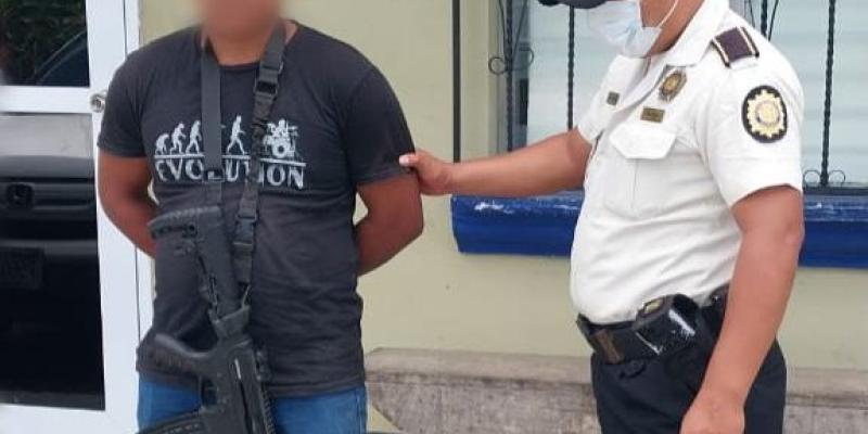 Capturan a hombre con arma de grueso calibre en Izabal