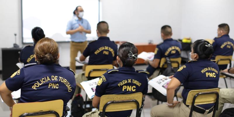Personal policial reconoce el trabajo de la cartera del Interior