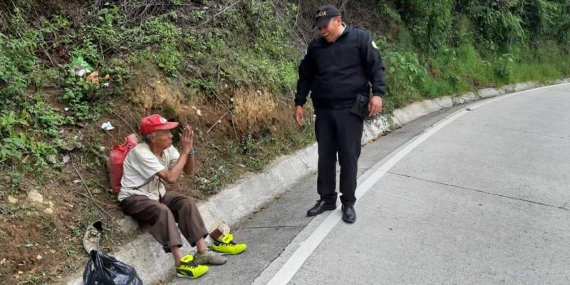 Institución Policial apoya a ciudadano de 82 años en Sololá