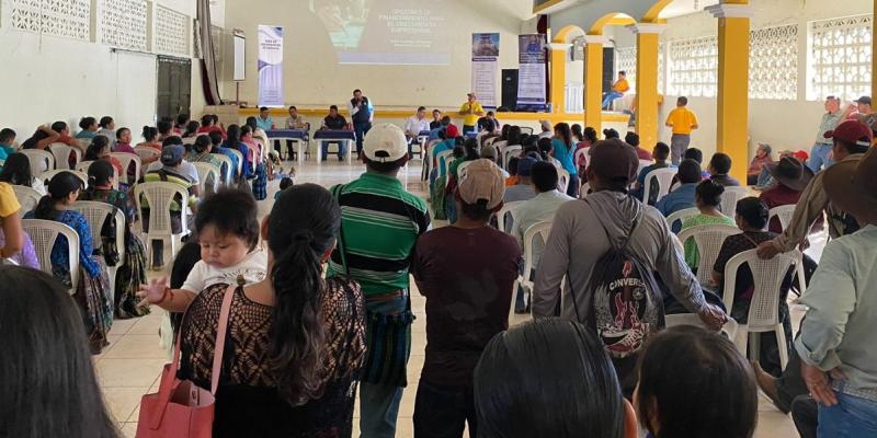 Personas reciben información de oferta crediticia para emprendimientos en Alta Verapaz