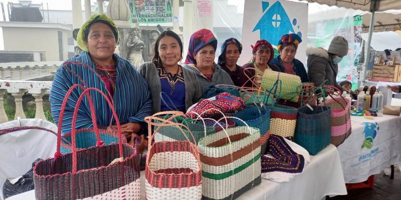 Mujeres emprendedoras exponen sus productos en feria de emprendimiento de Huehuetenango
