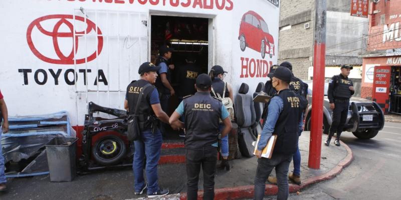 Ejecutan allanamientos contra estructuras vinculadas al robo de vehículos y tráfico de armas