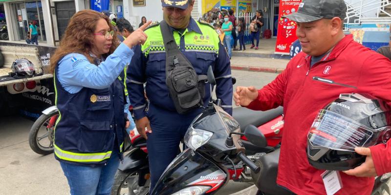 Motoristas responsables reciben cascos nuevos