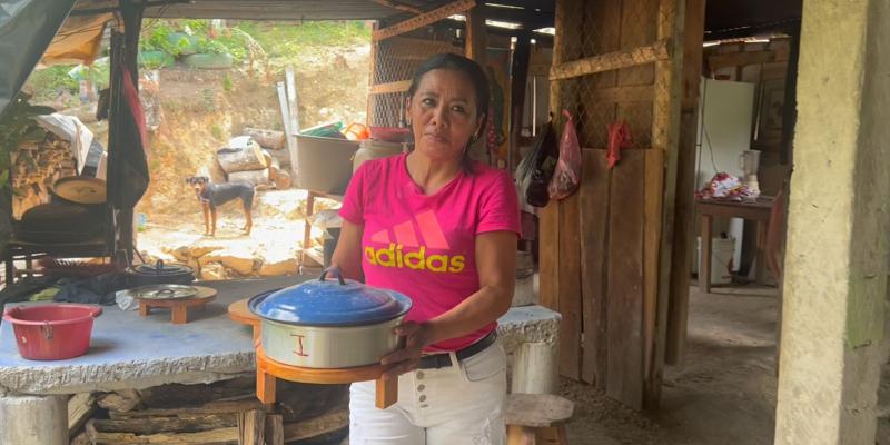 Usuaria de Beca Social Artesano en San José, Petén